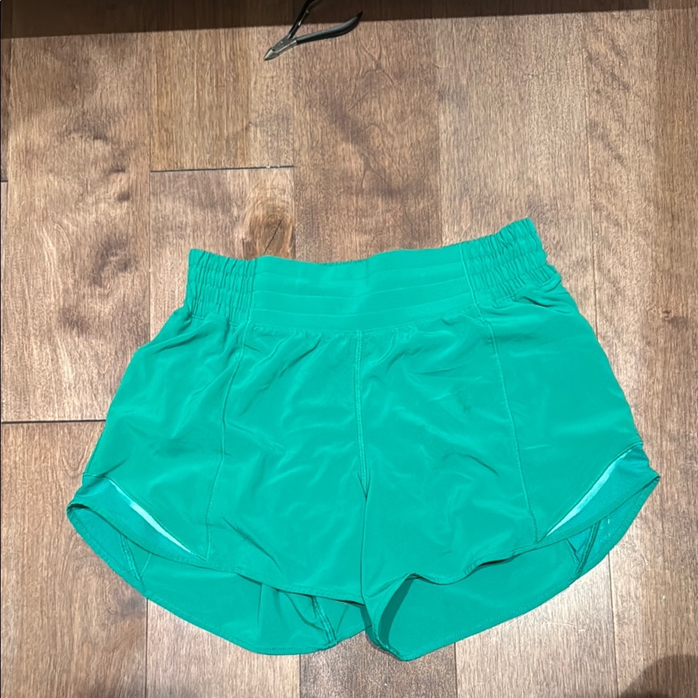 Kelly green lulu shorts size 4, 4 inch